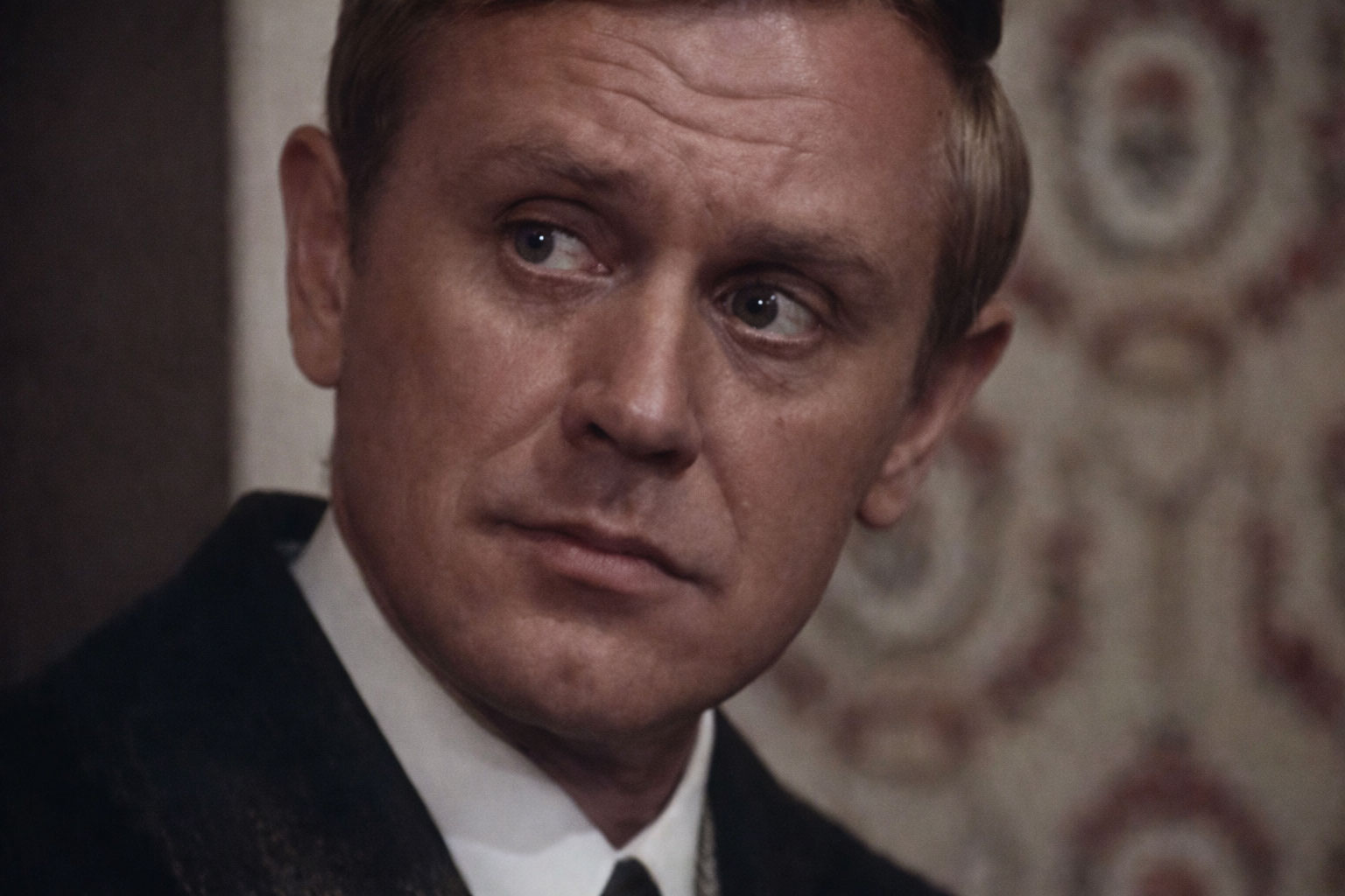 Хорст Франк в роли Георга Юргенса, кадр из фильма Ночь в Лиссабоне 1971 года