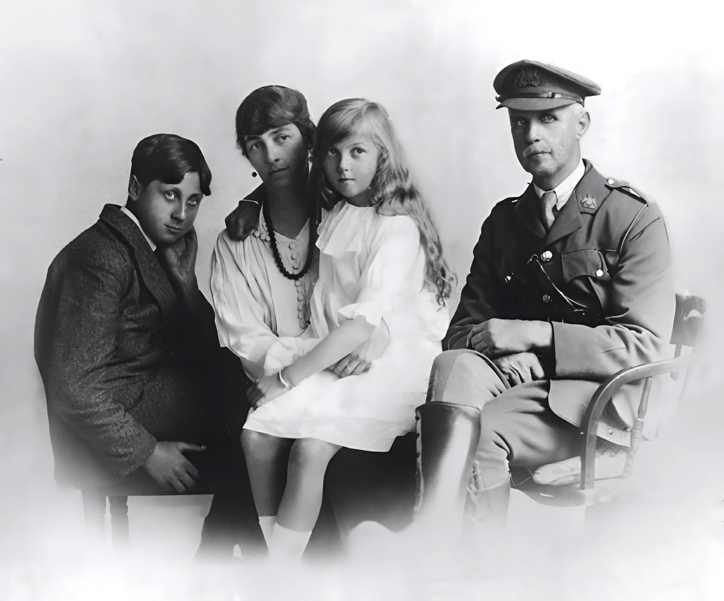Семья Блэров. Мать, отец, Эрик и младшая сестра Эврил. 1916