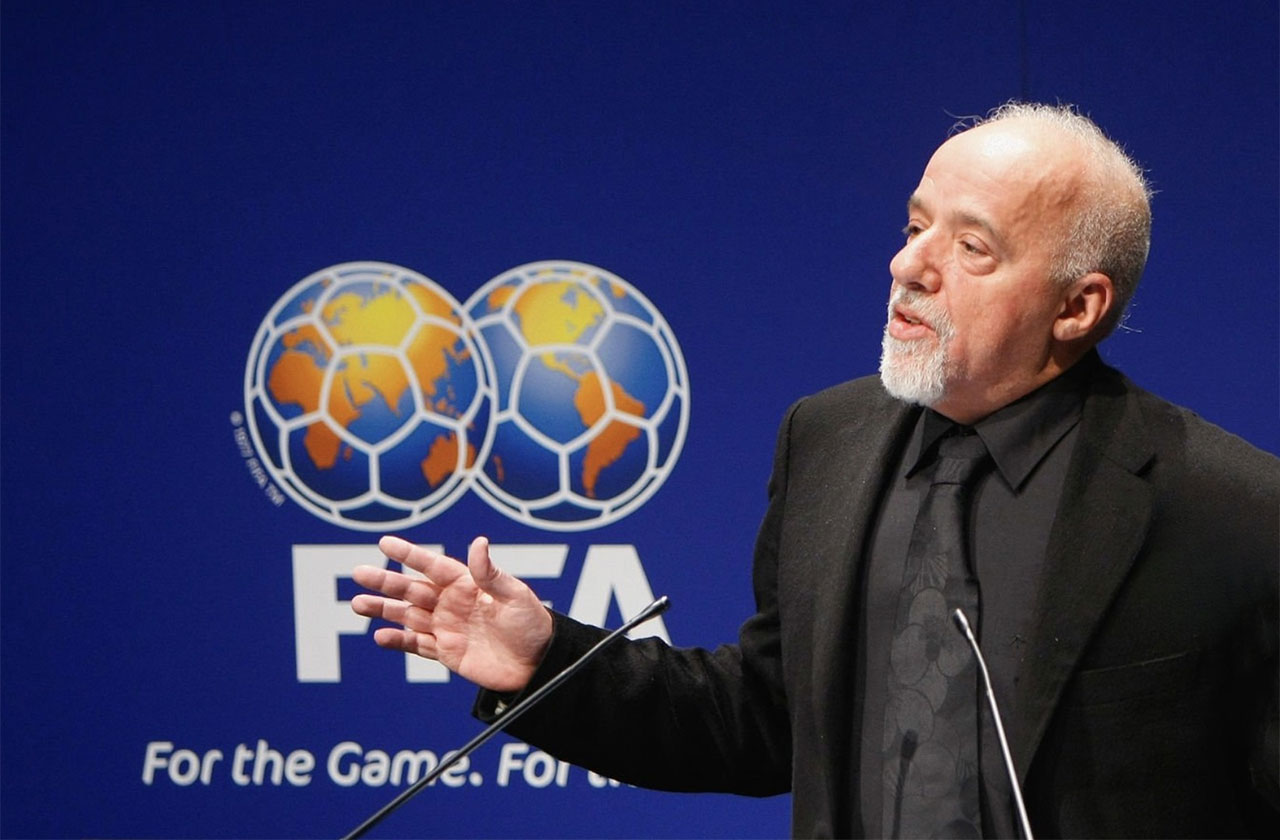 Паоло Коэльо на трибуне FIFA